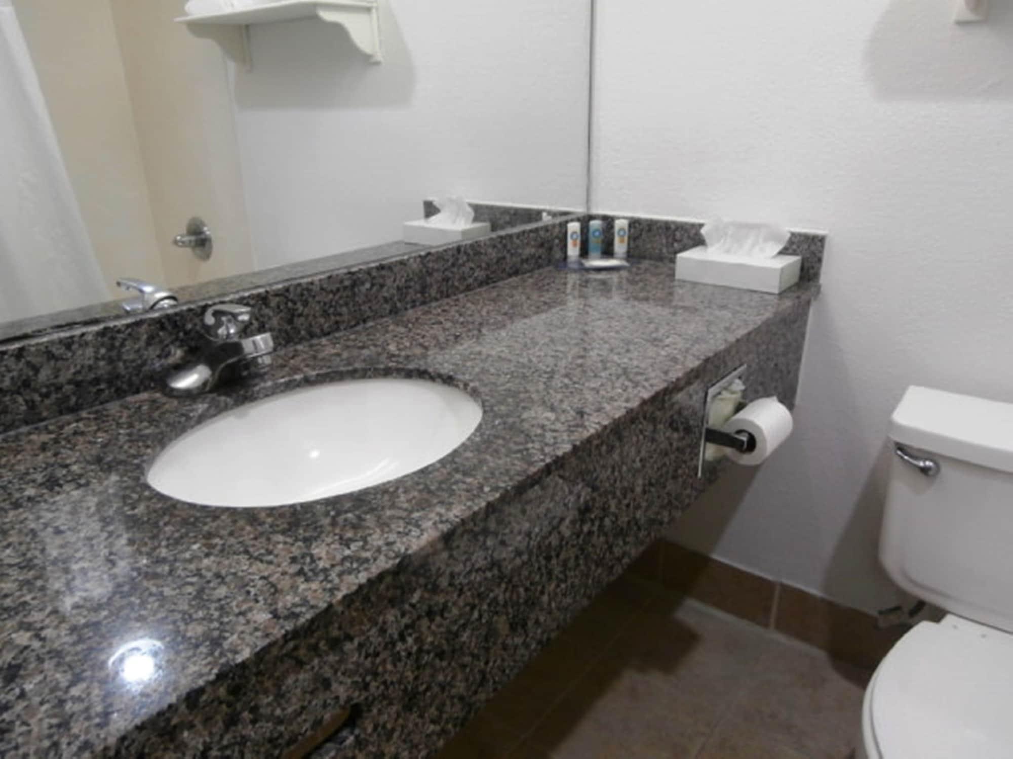 Quality Inn & Suites Kansas City I-435N Near Sports Complex Eksteriør bilde