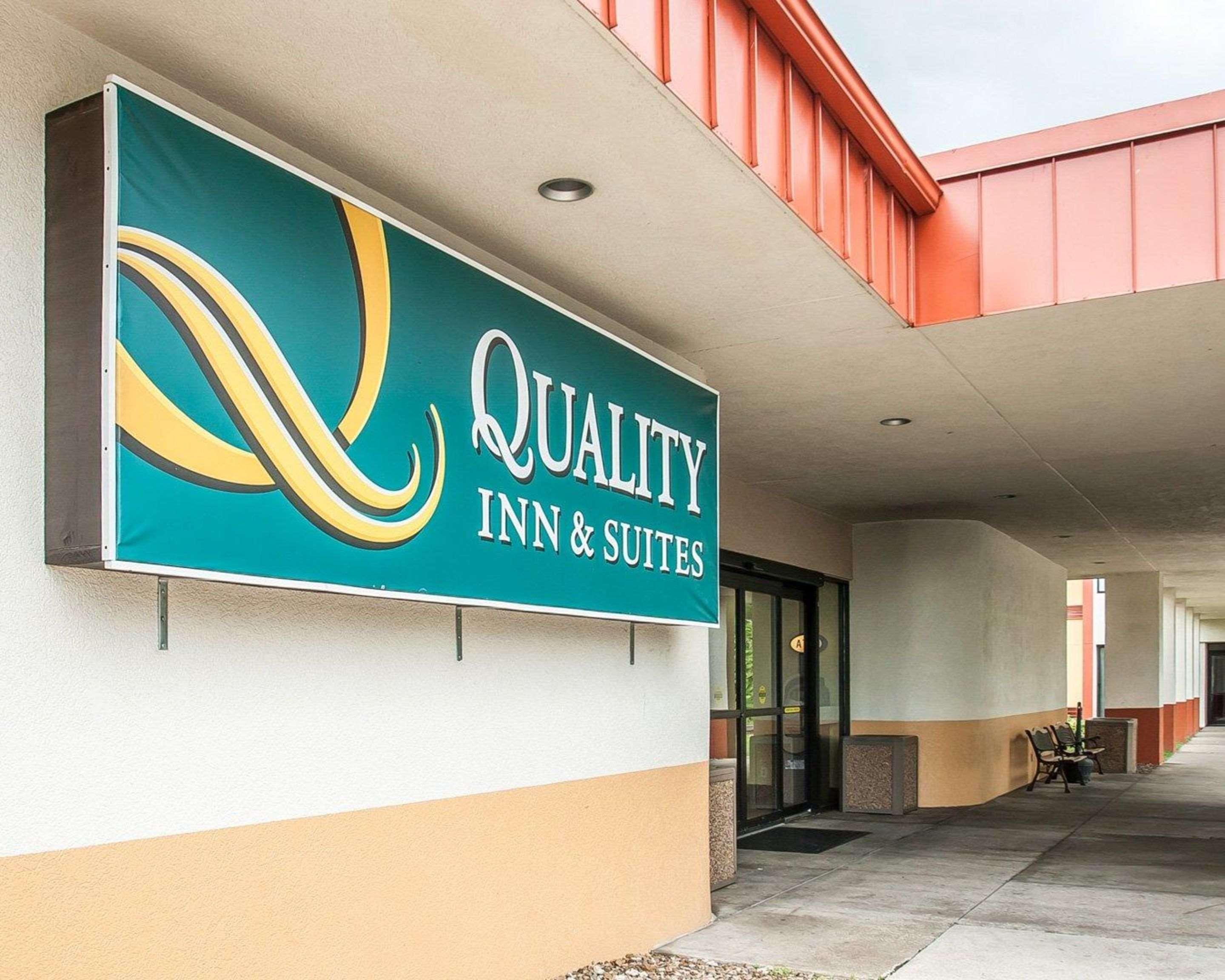 Quality Inn & Suites Kansas City I-435N Near Sports Complex Eksteriør bilde