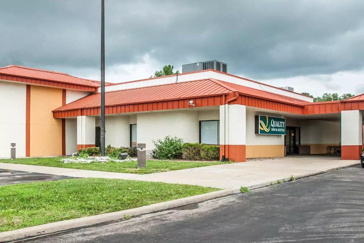Quality Inn & Suites Kansas City I-435N Near Sports Complex Eksteriør bilde