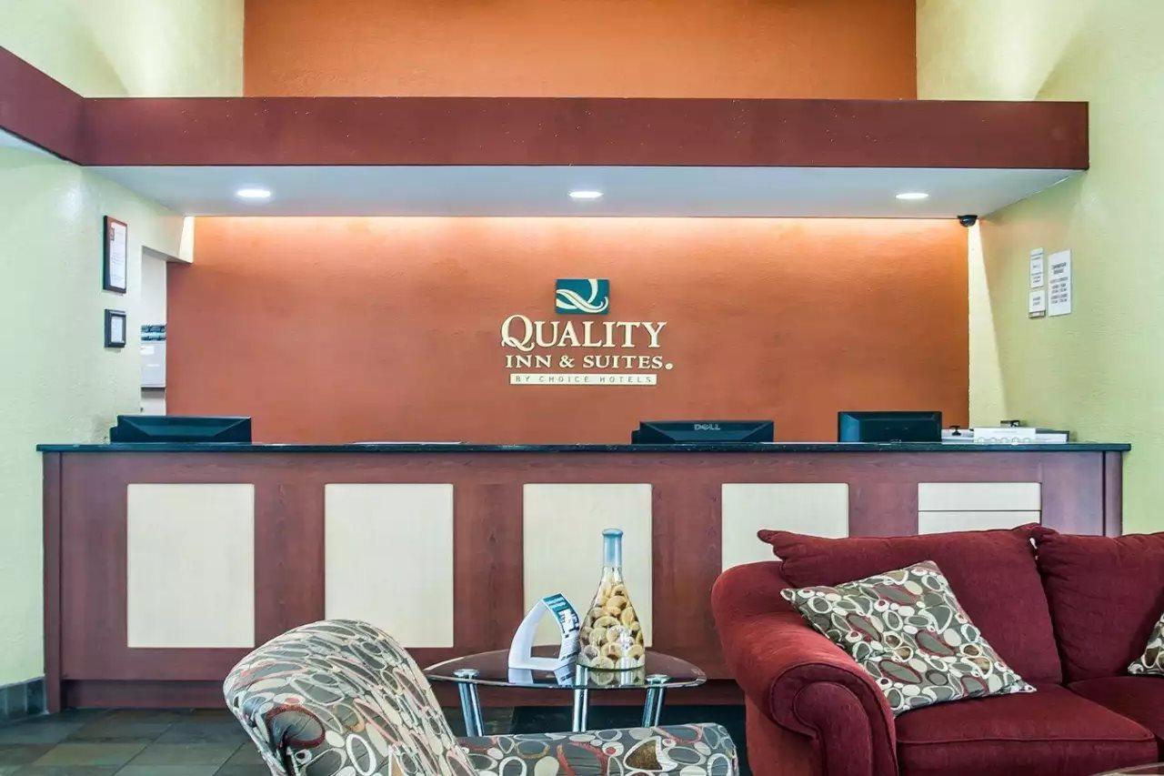 Quality Inn & Suites Kansas City I-435N Near Sports Complex Eksteriør bilde