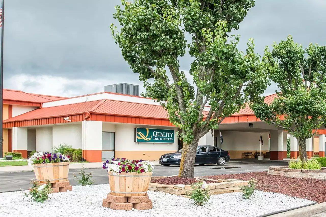Quality Inn & Suites Kansas City I-435N Near Sports Complex Eksteriør bilde