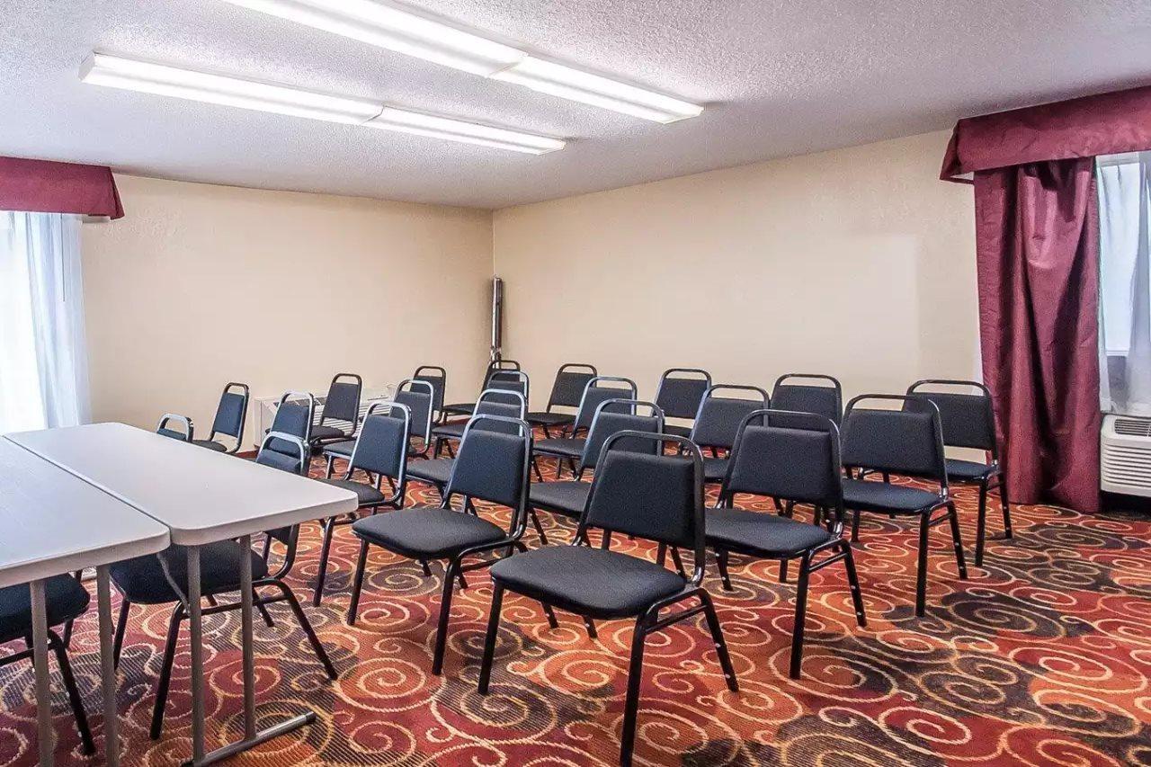 Quality Inn & Suites Kansas City I-435N Near Sports Complex Eksteriør bilde