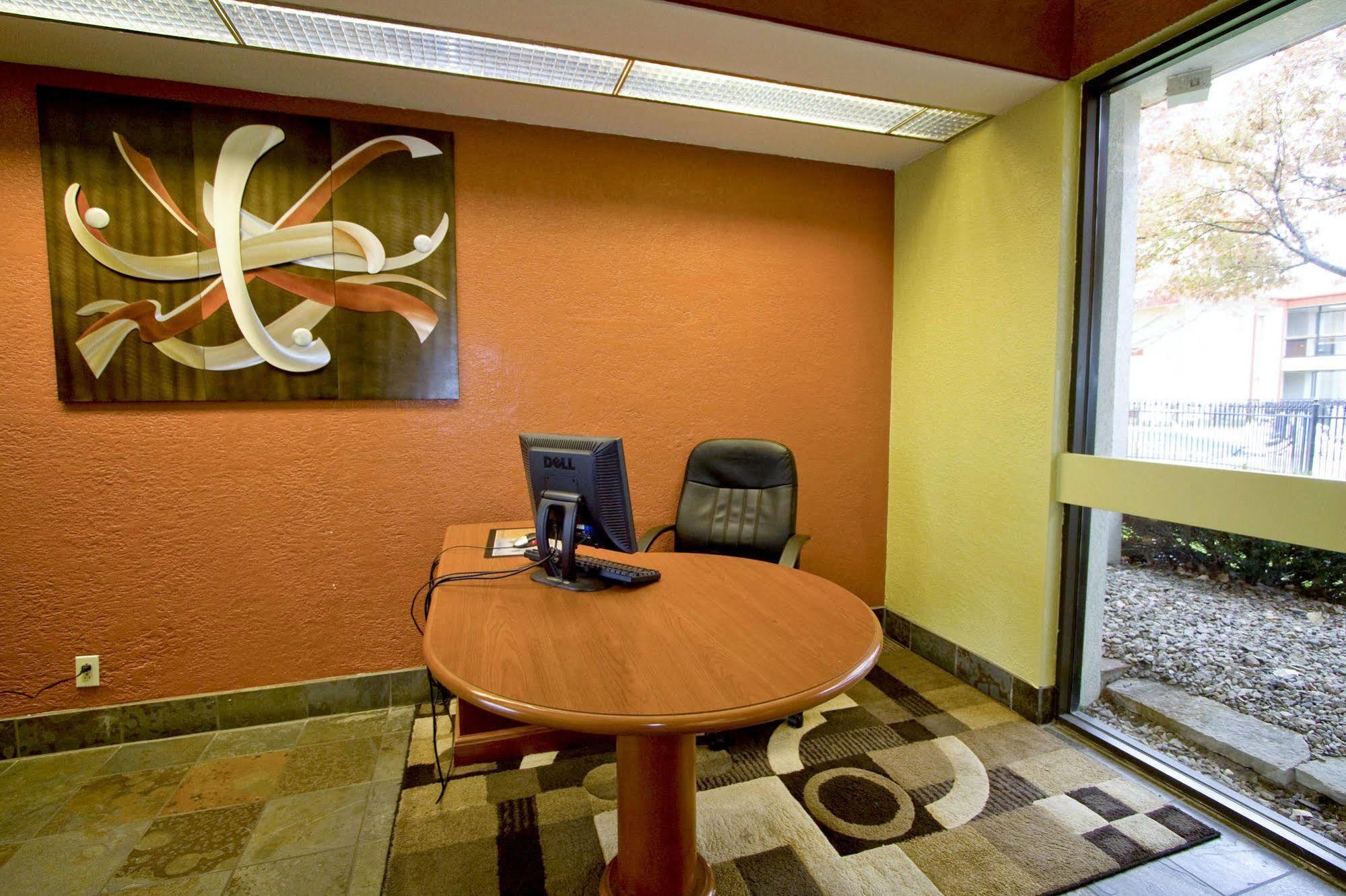 Quality Inn & Suites Kansas City I-435N Near Sports Complex Eksteriør bilde